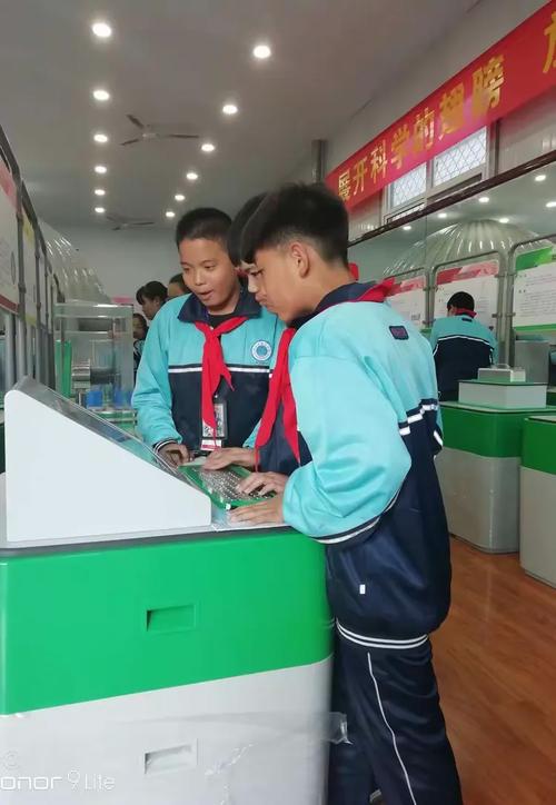 可是,这众多的科技成果,先看哪个好呢?好学的孩子们走到哪里